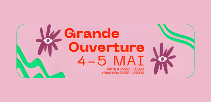 Affiche de l'événement, fond rose et titre en rouge "Grande Ouverture" entouré de fleurs violette et de vagues verte
